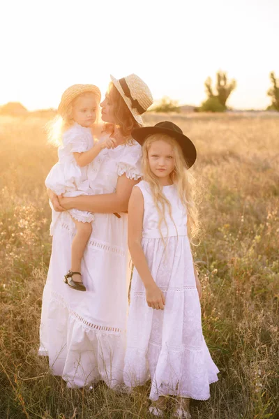 Young Mother Daughters Blond Hair White Dresses Sunset Summer Field — 스톡 사진