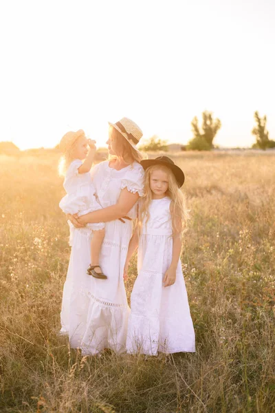 Молода Мати Дочками Світлим Волоссям Білих Сукнях Заході Сонця Влітку — стокове фото