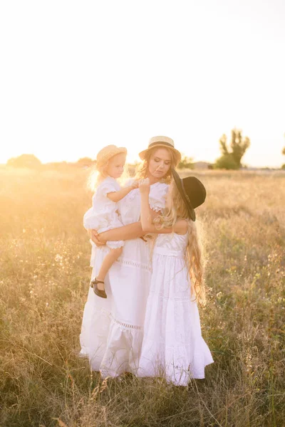 Jovem Mãe Com Filhas Com Cabelo Loiro Vestidos Brancos Pôr — Fotografia de Stock