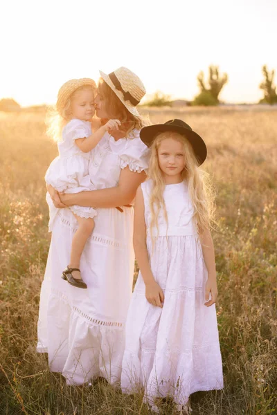 Jovem Mãe Com Filhas Com Cabelo Loiro Vestidos Brancos Pôr — Fotografia de Stock