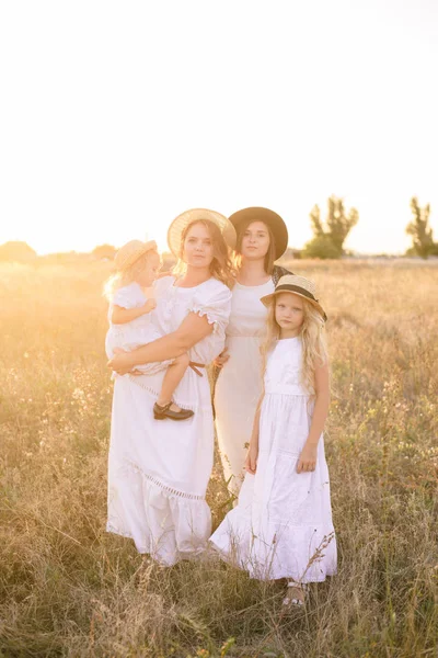 Jonge Moeder Met Dochters Met Blond Haar Witte Jurken Bij — Stockfoto