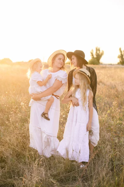 Uma Jovem Mãe Com Suas Filhas Uma Tia Com Cabelo — Fotografia de Stock
