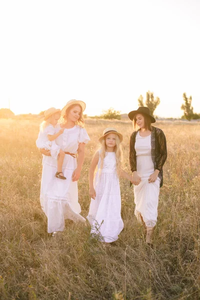 Eine Junge Mutter Mit Ihren Töchtern Und Eine Tante Mit — Stockfoto