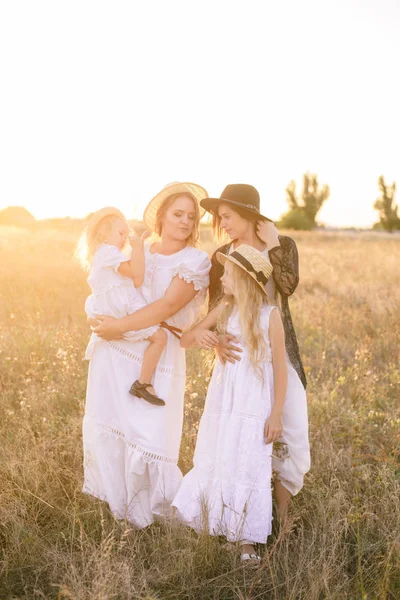 Una Giovane Madre Con Figlie Una Zia Con Capelli Biondi — Foto Stock