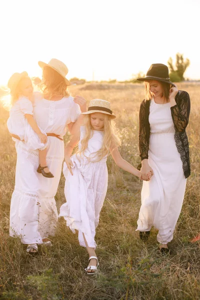 Uma Jovem Mãe Com Suas Filhas Uma Tia Com Cabelo — Fotografia de Stock