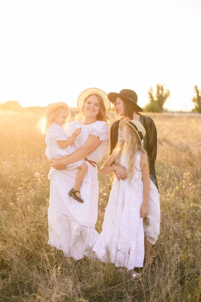 Een Jonge Moeder Met Haar Dochters Een Tante Met Blond — Stockfoto