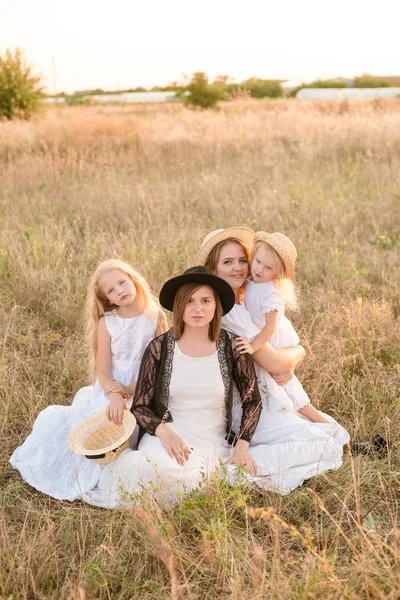 Uma Jovem Mãe Com Suas Filhas Uma Tia Com Cabelo — Fotografia de Stock