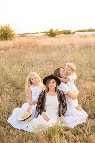 Young Mother Her Daughters Aunt Blond Hair White Dresses Sunset — Stock Photo, Image