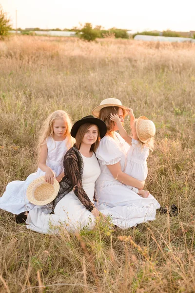 Eine Junge Mutter Mit Ihren Töchtern Und Eine Tante Mit — Stockfoto