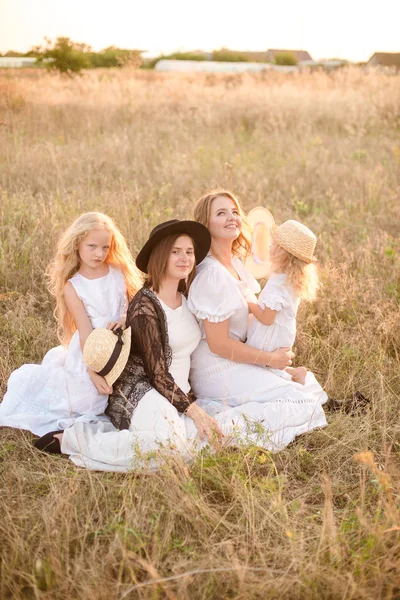 Uma Jovem Mãe Com Suas Filhas Uma Tia Com Cabelo — Fotografia de Stock