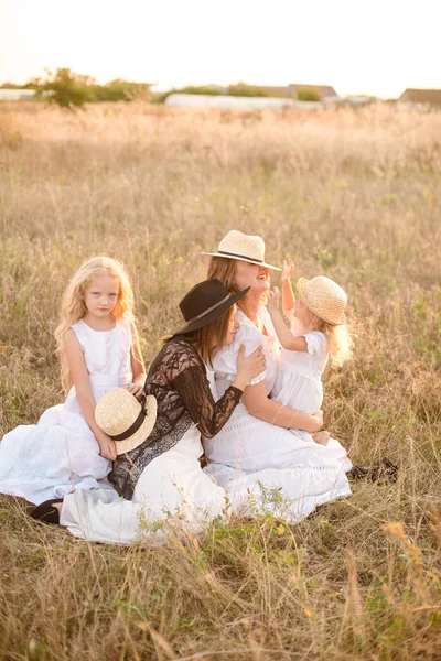 Une Jeune Mère Avec Ses Filles Une Tante Aux Cheveux — Photo