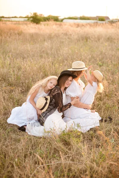 Une Jeune Mère Avec Ses Filles Une Tante Aux Cheveux — Photo