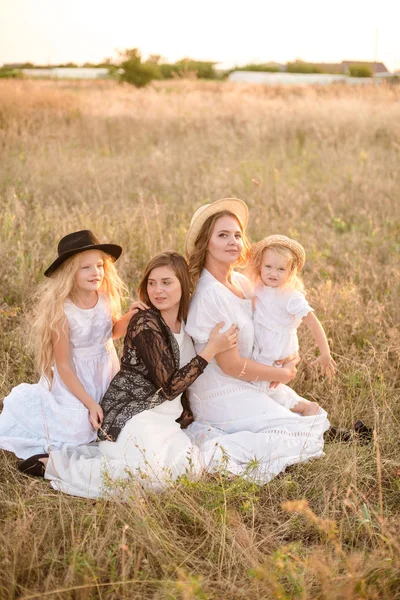 Mladá Matka Dcerami Tetou Blond Vlasy Bílých Šatech Soumraku Létě — Stock fotografie
