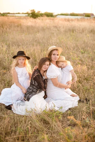 Una Joven Madre Con Sus Hijas Una Tía Con Pelo — Foto de Stock