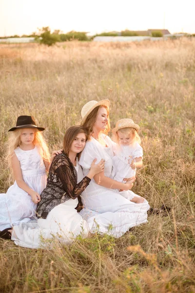 Uma Jovem Mãe Com Suas Filhas Uma Tia Com Cabelo — Fotografia de Stock