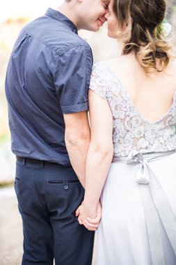 Nehir ya da göl kenarında zarif kibar bir gelin ve damat. Aşık düğün çifti 