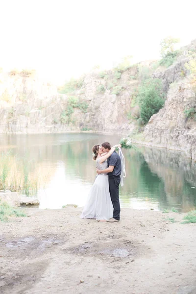 Elegante Gentile Elegante Sposo Sposa Vicino Fiume Lago Matrimonio Coppia — Foto Stock