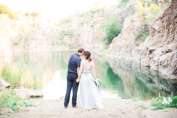 Elegante Noivo Elegante Doce Noiva Perto Rio Lago Casamento Casal — Fotografia de Stock