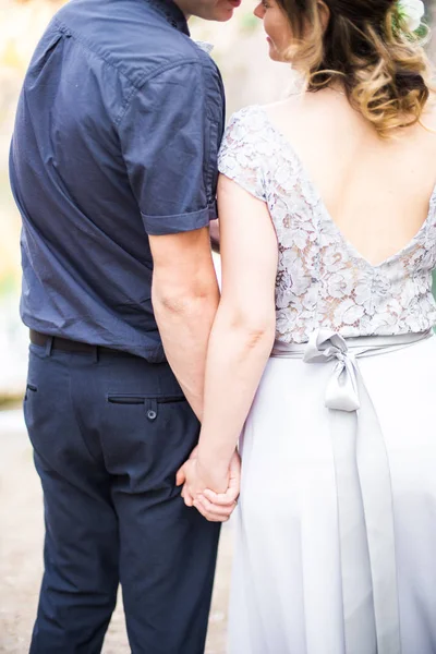 Elegante Zachte Stijlvolle Bruidegom Bruid Buurt Van Rivier Meer Bruidspaar — Stockfoto