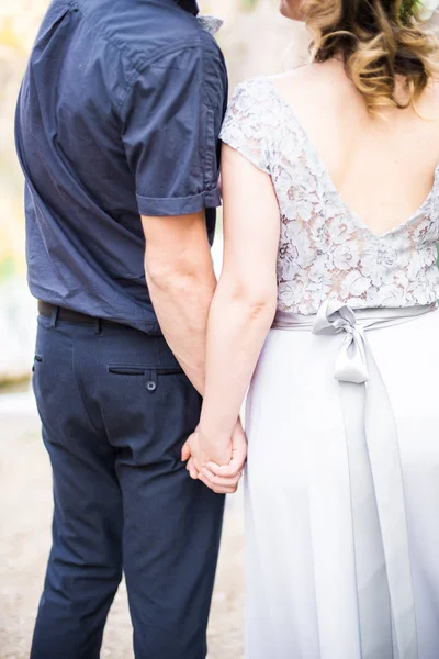 Elegante Gentile Elegante Sposo Sposa Vicino Fiume Lago Matrimonio Coppia — Foto Stock