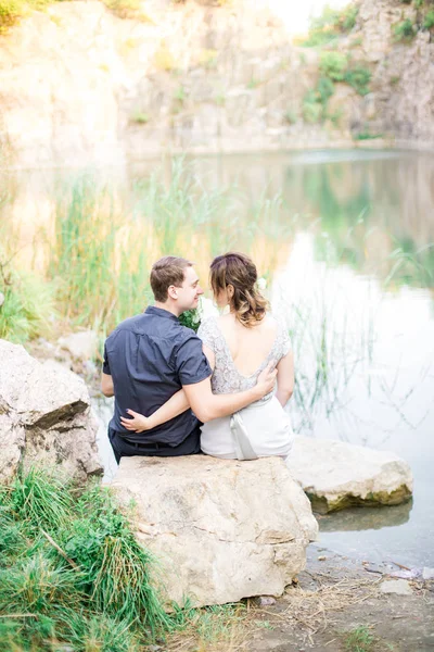 Elegante Zachte Stijlvolle Bruidegom Bruid Buurt Van Rivier Meer Bruidspaar — Stockfoto