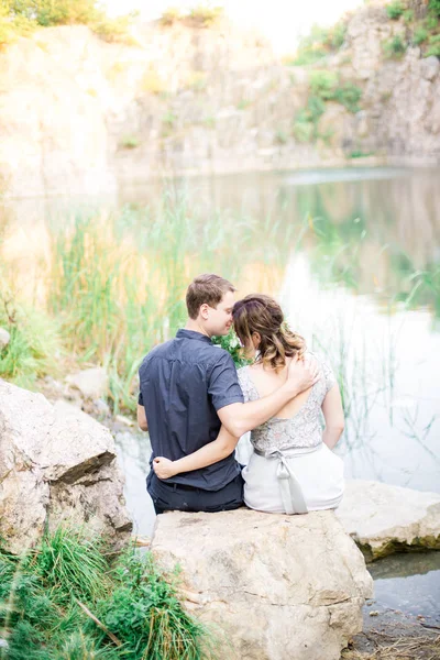 Élégant Marié Élégant Doux Mariée Près Rivière Lac Couple Mariage — Photo