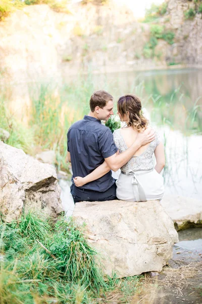 Elegante Sanfte Stilvolle Bräutigam Und Braut Der Nähe Von Fluss — Stockfoto