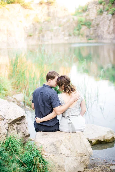 Elegante Novio Elegante Elegante Novia Cerca Río Lago Pareja Boda — Foto de Stock