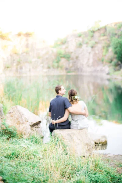 Elegante Zachte Stijlvolle Bruidegom Bruid Buurt Van Rivier Het Meer — Stockfoto