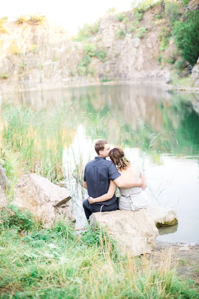 Elegante Novio Elegante Elegante Novia Cerca Río Lago Verano Pareja —  Fotos de Stock