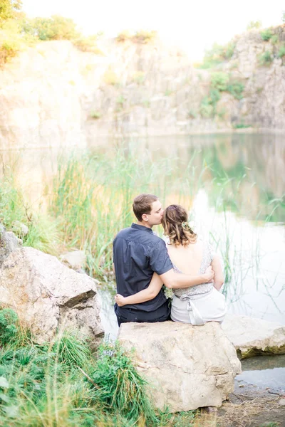 夏には川や湖の近くにエレガントな穏やかなスタイリッシュな新郎と花嫁 愛の結婚式のカップル — ストック写真