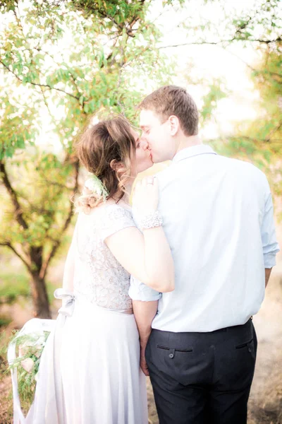 Elegante Novio Elegante Novia Cerca Río Lago Puesta Del Sol —  Fotos de Stock