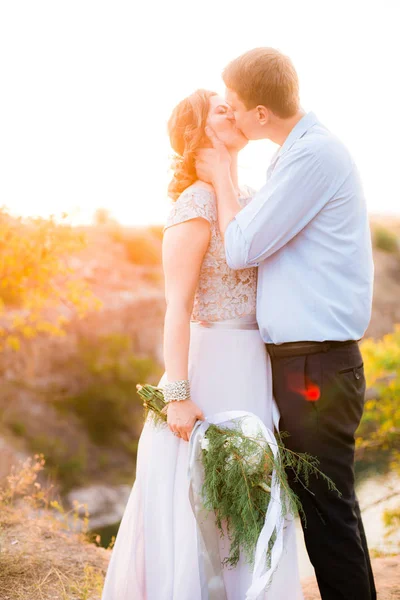 Elegante Novio Elegante Novia Cerca Río Lago Puesta Del Sol —  Fotos de Stock