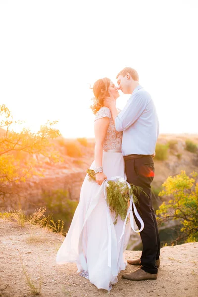 Elegant Gentle Stylish Groom Bride River Lake Sunset Summer Wedding — Stock Photo, Image