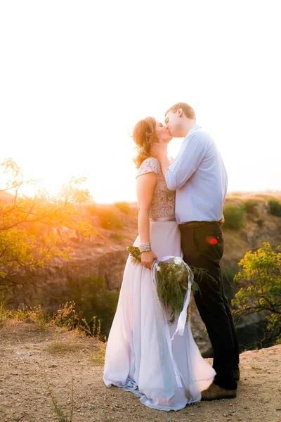 Elegant Gentle Stylish Groom Bride River Lake Sunset Summer Wedding — Stock Photo, Image