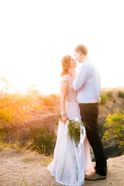 Elegant Mild Snygg Brudgummen Och Bruden Nära Floden Eller Sjön — Stockfoto