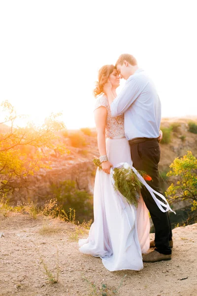 Elegant Gentle Stylish Groom Bride River Lake Sunset Summer Wedding — Stock Photo, Image