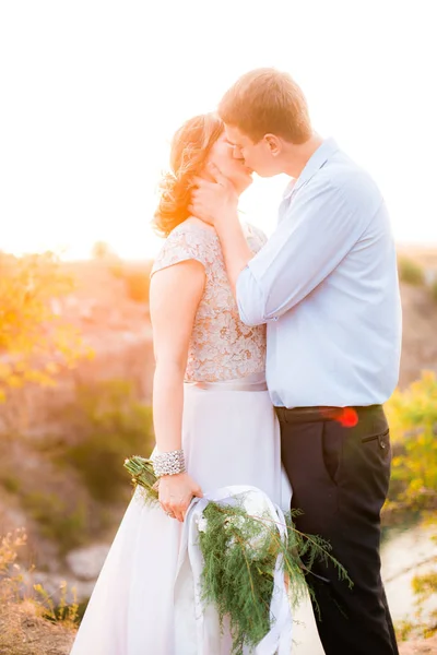 Elegant Gentle Stylish Groom Bride River Lake Sunset Summer Wedding — Stock Photo, Image