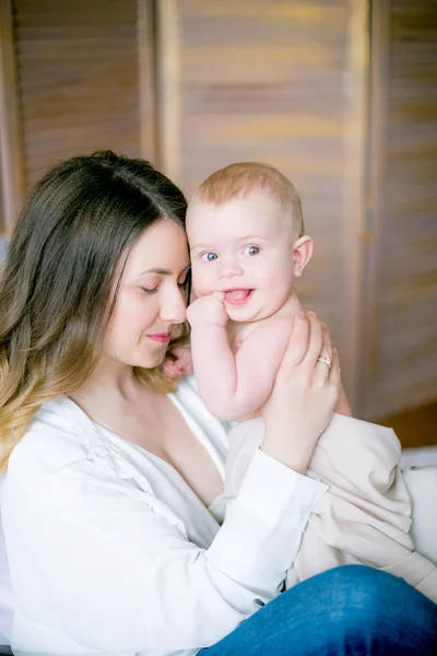 Família Feliz Mãe Brincando Com Seu Bebê Quarto — Fotografia de Stock