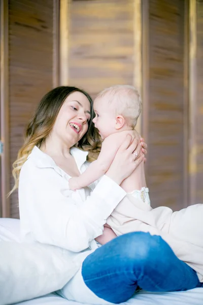 Een Gelukkig Gezin Moeder Spelen Met Haar Baby Slaapkamer — Stockfoto