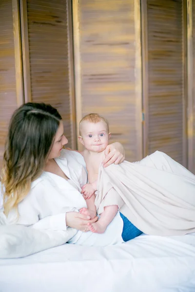 Glückliche Familie Mutter Spielt Mit Ihrem Baby Schlafzimmer — Stockfoto
