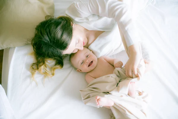 Щаслива Сім Мати Грає Своєю Дитиною Спальні — стокове фото