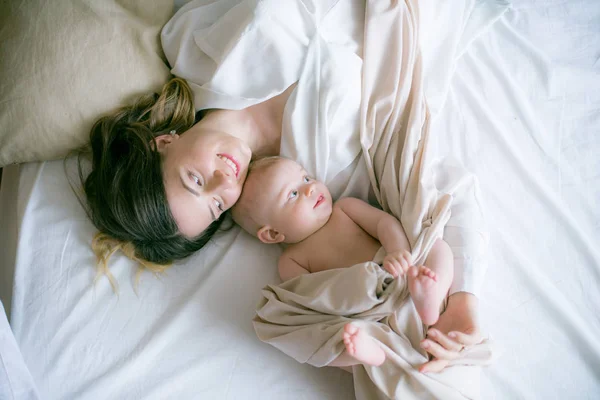 Familia Feliz Madre Jugando Con Bebé Dormitorio —  Fotos de Stock