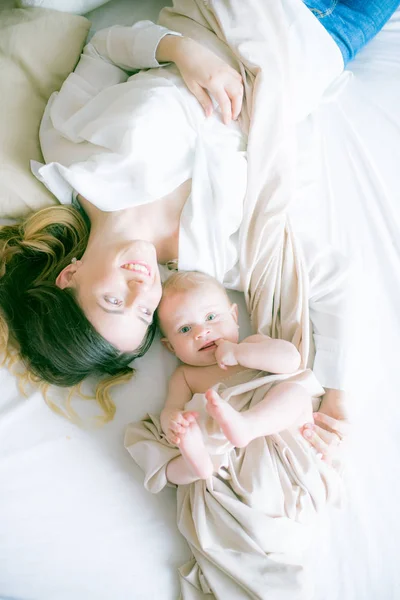Szczęśliwa Rodzina Matka Bawiąca Się Dzieckiem Sypialni — Zdjęcie stockowe