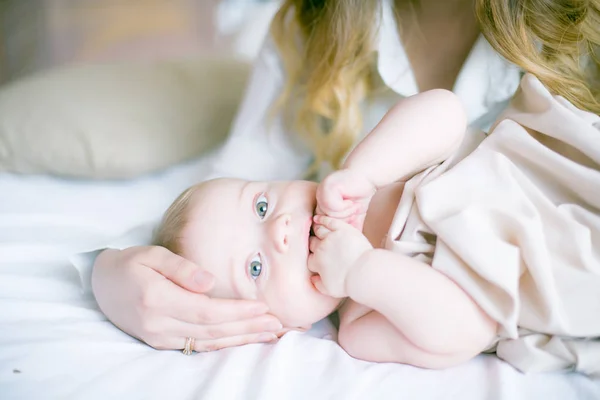 Porträt Eines Krabbelnden Babys Auf Dem Bett Ihrem Zimmer — Stockfoto