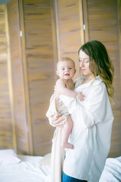 Een Gelukkig Gezin Moeder Spelen Met Haar Baby Slaapkamer — Stockfoto