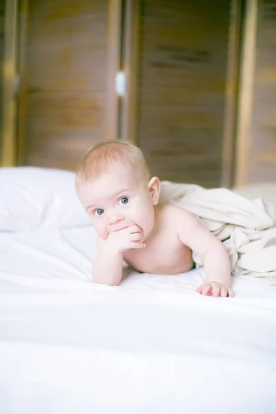 Porträt Eines Krabbelnden Babys Auf Dem Bett Ihrem Zimmer — Stockfoto