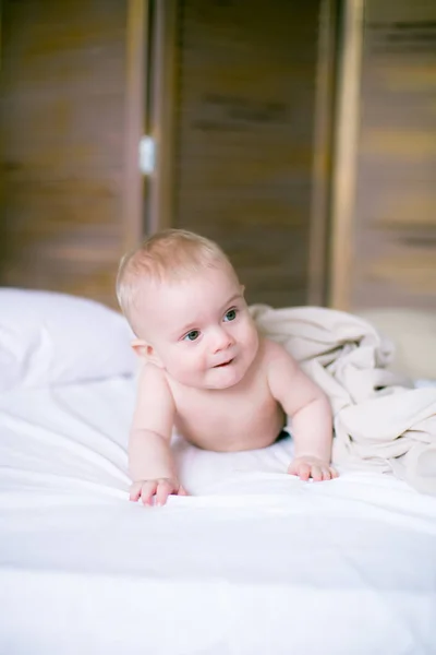 Porträt Eines Krabbelnden Babys Auf Dem Bett Ihrem Zimmer — Stockfoto