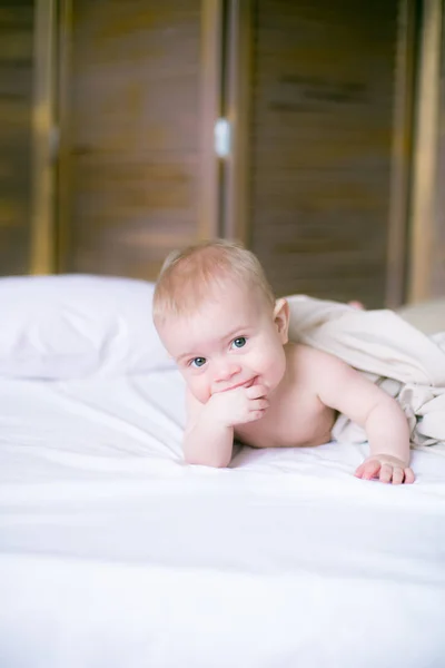 Portrait Bébé Rampant Sur Lit Dans Chambre — Photo