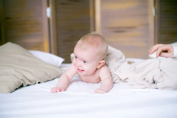 Retrato Bebê Rastejando Cama Seu Quarto — Fotografia de Stock